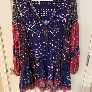Such a fun tunic from FREE PEOPLE! Wear as shirt or mini dress. Sleeves 😍